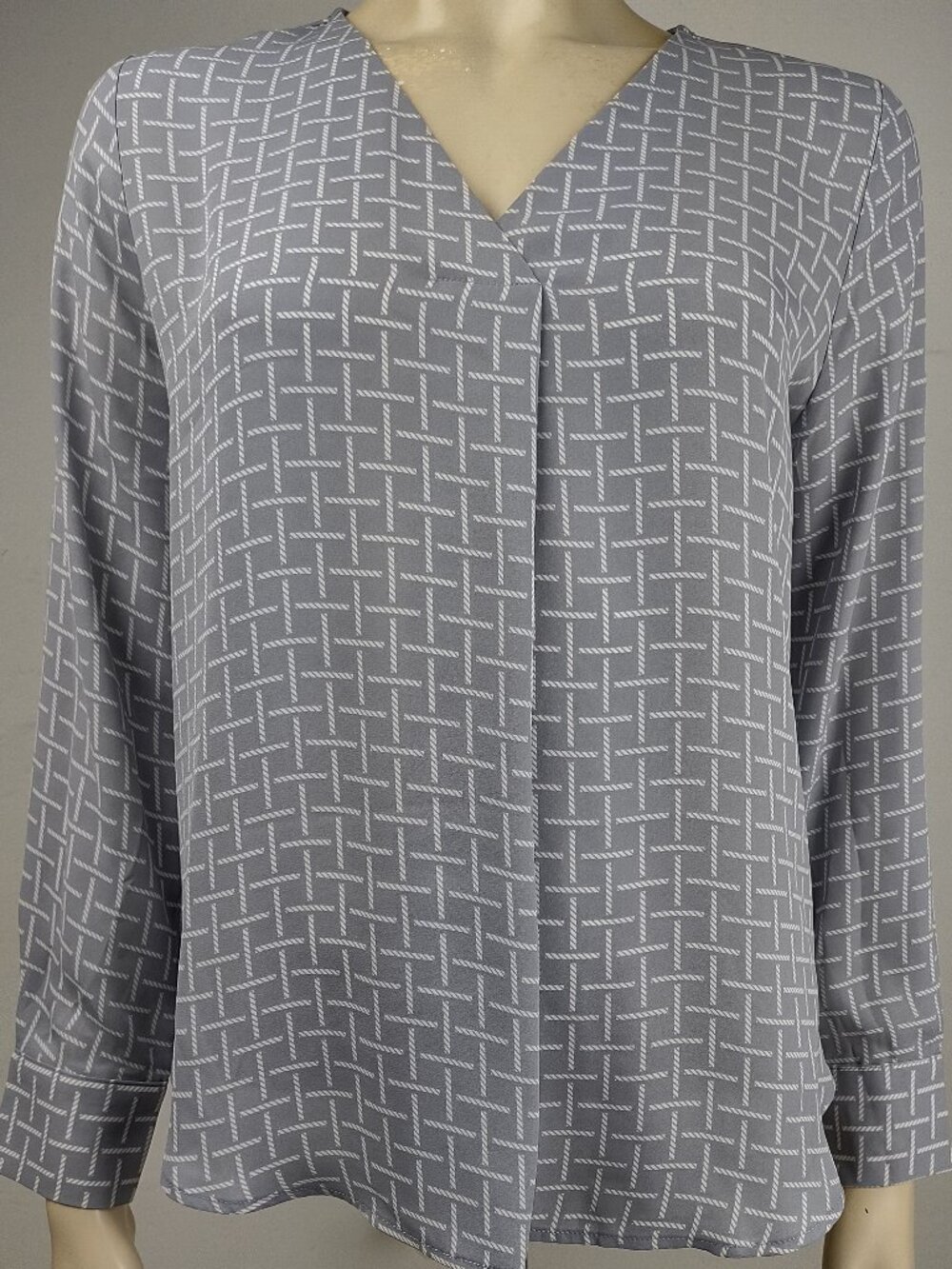 NWT Ann Taylor gray white basketweave print long sleeve blouse top Medium Petite